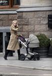 Amsterdam 13 mei 2013
Bracha v Doesburgh achter de kinderwagen waarna Daan Schuurmans haar op pikt met de auto.
Peter Smulders bv
