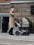 Amsterdam 13 mei 2013
Bracha v Doesburgh achter de kinderwagen waarna Daan Schuurmans haar op pikt met de auto.
Peter Smulders bv