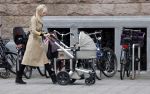 Amsterdam 13 mei 2013
Bracha v Doesburgh achter de kinderwagen waarna Daan Schuurmans haar op pikt met de auto.
Peter Smulders bv