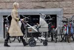 Amsterdam 13 mei 2013
Bracha v Doesburgh achter de kinderwagen waarna Daan Schuurmans haar op pikt met de auto.
Peter Smulders bv