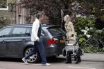 Amsterdam 13 mei 2013
Bracha v Doesburgh achter de kinderwagen waarna Daan Schuurmans haar op pikt met de auto.
Peter Smulders bv