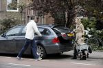Amsterdam 13 mei 2013
Bracha v Doesburgh achter de kinderwagen waarna Daan Schuurmans haar op pikt met de auto.
Peter Smulders bv