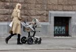 Amsterdam 13 mei 2013
Bracha v Doesburgh achter de kinderwagen waarna Daan Schuurmans haar op pikt met de auto.
Peter Smulders bv