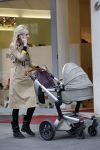 Amsterdam 13 mei 2013
Bracha v Doesburgh achter de kinderwagen waarna Daan Schuurmans haar op pikt met de auto.
Peter Smulders bv