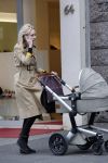Amsterdam 13 mei 2013
Bracha v Doesburgh achter de kinderwagen waarna Daan Schuurmans haar op pikt met de auto.
Peter Smulders bv