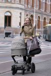 Amsterdam 13 mei 2013
Bracha v Doesburgh achter de kinderwagen waarna Daan Schuurmans haar op pikt met de auto.
Peter Smulders bv