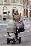Amsterdam 13 mei 2013
Bracha v Doesburgh achter de kinderwagen waarna Daan Schuurmans haar op pikt met de auto.
Peter Smulders bv