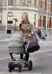 Amsterdam 13 mei 2013
Bracha v Doesburgh achter de kinderwagen waarna Daan Schuurmans haar op pikt met de auto.
Peter Smulders bv