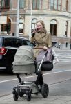 Amsterdam 13 mei 2013
Bracha v Doesburgh achter de kinderwagen waarna Daan Schuurmans haar op pikt met de auto.
Peter Smulders bv