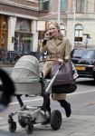 Amsterdam 13 mei 2013
Bracha v Doesburgh achter de kinderwagen waarna Daan Schuurmans haar op pikt met de auto.
Peter Smulders bv