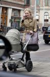 Amsterdam 13 mei 2013
Bracha v Doesburgh achter de kinderwagen waarna Daan Schuurmans haar op pikt met de auto.
Peter Smulders bv