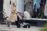 Amsterdam 13 mei 2013
Bracha v Doesburgh achter de kinderwagen waarna Daan Schuurmans haar op pikt met de auto.
Peter Smulders bv