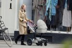Amsterdam 13 mei 2013
Bracha v Doesburgh achter de kinderwagen waarna Daan Schuurmans haar op pikt met de auto.
Peter Smulders bv