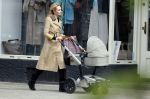 Amsterdam 13 mei 2013
Bracha v Doesburgh achter de kinderwagen waarna Daan Schuurmans haar op pikt met de auto.
Peter Smulders bv