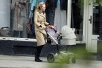 Amsterdam 13 mei 2013
Bracha v Doesburgh achter de kinderwagen waarna Daan Schuurmans haar op pikt met de auto.
Peter Smulders bv