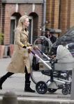 Amsterdam 13 mei 2013
Bracha v Doesburgh achter de kinderwagen waarna Daan Schuurmans haar op pikt met de auto.
Peter Smulders bv