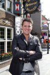 Volendam 22 april 2013
Linda de Mol reikt de eerse l Homo uit aan Johannes Rypma die op de cover staat. De presentatie was in hotel Spaander. Cees Tol
Peter Smulders bv