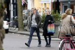 Amsterdam 19 april 2013
Ajax speler Christian Poulsen met zijn vrouw op de cornelis schuytstraat.
Peter Smulders bv