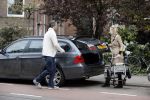Amsterdam 13 mei 2013
Bracha v Doesburgh achter de kinderwagen waarna Daan Schuurmans haar op pikt met de auto.
Peter Smulders bv