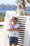ibiza 5 mei 2013
Dirk Zeelenberg met zijn vrouw Suus en kinderen op een strand op ibiza.
Peter Smulders bv