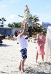 ibiza 5 mei 2013
Dirk Zeelenberg met zijn vrouw Suus en kinderen op een strand op ibiza.
Peter Smulders bv