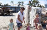 ibiza 5 mei 2013
Dirk Zeelenberg met zijn vrouw Suus en kinderen op een strand op ibiza. Dirk met fans
Peter Smulders bv