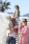 ibiza 5 mei 2013
Dirk Zeelenberg met zijn vrouw Suus en kinderen op een strand op ibiza.
Peter Smulders bv