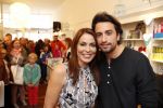 Amsterdam 11 mei 2013
Heleen v Royen met haar nieuwe boek bij haar boekwinkel. Heleen met Dotan Harpenau
Peter Smulders bv