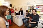 Amsterdam 11 mei 2013
Heleen v Royen met haar nieuwe boek bij haar boekwinkel. Heleen met Dotan Harpenau
Peter Smulders bv