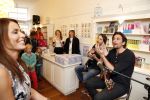 Amsterdam 11 mei 2013
Heleen v Royen met haar nieuwe boek bij haar boekwinkel. Heleen met Dotan Harpenau
Peter Smulders bv