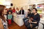 Amsterdam 11 mei 2013
Heleen v Royen met haar nieuwe boek bij haar boekwinkel. Heleen met Dotan Harpenau
Peter Smulders bv