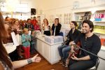 Amsterdam 11 mei 2013
Heleen v Royen met haar nieuwe boek bij haar boekwinkel. Heleen met Dotan Harpenau
Peter Smulders bv