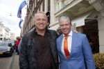 Amsterdam 27 april 2013
Dries Roelvink zingt koningslied voor de deur bij Oger Lusink op de pc hooftstraat. Dries met Gordon
Peter Smulders bv