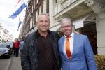 Amsterdam 27 april 2013
Dries Roelvink zingt koningslied voor de deur bij Oger Lusink op de pc hooftstraat. Dries met Gordon
Peter Smulders bv