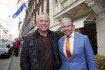 Amsterdam 27 april 2013
Dries Roelvink zingt koningslied voor de deur bij Oger Lusink op de pc hooftstraat. Dries met Gordon
Peter Smulders bv