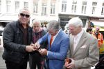 Amsterdam 27 april 2013
Dries Roelvink zingt koningslied voor de deur bij Oger Lusink op de pc hooftstraat. Dries met Gordon
Peter Smulders bv