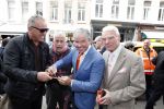 Amsterdam 27 april 2013
Dries Roelvink zingt koningslied voor de deur bij Oger Lusink op de pc hooftstraat. Dries met Gordon
Peter Smulders bv