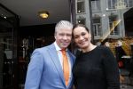 Amsterdam 27 april 2013
Dries Roelvink zingt koningslied voor de deur bij Oger Lusink op de pc hooftstraat. Dries met zijn vrouw Honoria
Peter Smulders bv