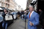 Amsterdam 27 april 2013
Dries Roelvink zingt koningslied voor de deur bij Oger Lusink op de pc hooftstraat.
Peter Smulders bv