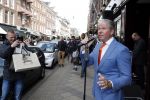 Amsterdam 27 april 2013
Dries Roelvink zingt koningslied voor de deur bij Oger Lusink op de pc hooftstraat.
Peter Smulders bv
