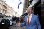 Amsterdam 27 april 2013
Dries Roelvink zingt koningslied voor de deur bij Oger Lusink op de pc hooftstraat.
Peter Smulders bv