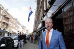 Amsterdam 27 april 2013
Dries Roelvink zingt koningslied voor de deur bij Oger Lusink op de pc hooftstraat.
Peter Smulders bv