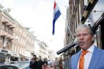 Amsterdam 27 april 2013
Dries Roelvink zingt koningslied voor de deur bij Oger Lusink op de pc hooftstraat.
Peter Smulders bv