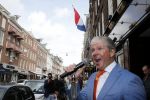 Amsterdam 27 april 2013
Dries Roelvink zingt koningslied voor de deur bij Oger Lusink op de pc hooftstraat.
Peter Smulders bv