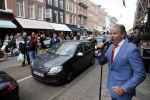 Amsterdam 27 april 2013
Dries Roelvink zingt koningslied voor de deur bij Oger Lusink op de pc hooftstraat.
Peter Smulders bv