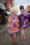 Volendam 22 april 2013
Linda de Mol reikt de eerse l Homo uit aan Johannes Rypma die op de cover staat. De presentatie was in hotel Spaander. Edwin v Kollenburg als travestiet
Peter Smulders bv