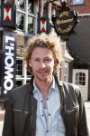 Volendam 22 april 2013
Linda de Mol reikt de eerse l Homo uit aan Johannes Rypma die op de cover staat. De presentatie was in hotel Spaander. Ewout Genemans met broer
Peter Smulders bv