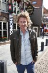 Volendam 22 april 2013
Linda de Mol reikt de eerse l Homo uit aan Johannes Rypma die op de cover staat. De presentatie was in hotel Spaander. Ewout Genemans met broer
Peter Smulders bv