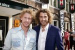 Volendam 22 april 2013
Linda de Mol reikt de eerse l Homo uit aan Johannes Rypma die op de cover staat. De presentatie was in hotel Spaander. Ewout Genemans met broer
Peter Smulders bv
