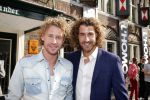 Volendam 22 april 2013
Linda de Mol reikt de eerse l Homo uit aan Johannes Rypma die op de cover staat. De presentatie was in hotel Spaander. Ewout Genemans met broer
Peter Smulders bv